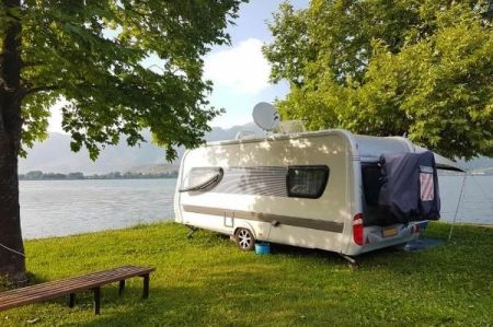 Vízparti lakókocsizás, sátrazás